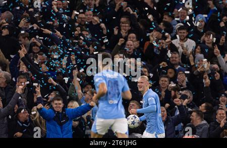 Manchester, Royaume-Uni. 8 novembre 2023. Erling Haaland (R), de Manchester City, célèbre après avoir marqué lors du match du Groupe G de l'UEFA Champions League entre Manchester City FC et BSC Young Boys à Manchester, en Grande-Bretagne, le 7 novembre 2023. Crédit : Xinhua/Alamy Live News Banque D'Images