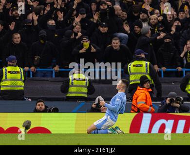 Manchester, Royaume-Uni. 8 novembre 2023. Phil Foden, de Manchester City, célèbre après avoir marqué lors du match du Groupe G de l'UEFA Champions League entre Manchester City FC et BSC Young Boys à Manchester, en Grande-Bretagne, le 7 novembre 2023. Crédit : Xinhua/Alamy Live News Banque D'Images