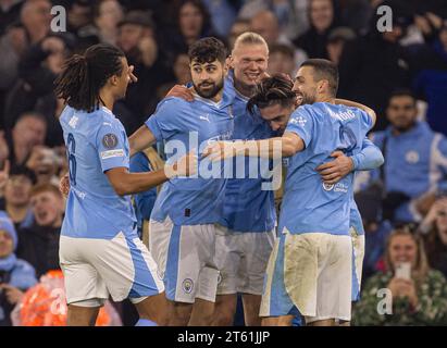 Manchester, Royaume-Uni. 8 novembre 2023. Erling Haaland (C), de Manchester City, célèbre après avoir marqué avec ses coéquipiers lors du match du groupe G de l'UEFA Champions League entre Manchester City FC et BSC Young Boys à Manchester, en Grande-Bretagne, le 7 novembre 2023. Crédit : Xinhua/Alamy Live News Banque D'Images