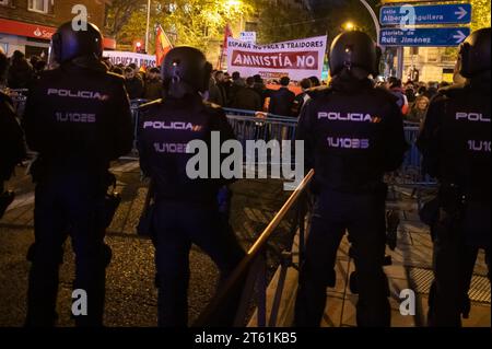 Madrid, Espagne. 07 novembre 2023. Des manifestants sont vus face à la police anti-émeute lors d'une manifestation devant le siège du parti socialiste PSOE dans la rue Ferraz contre le gouvernement de Pedro Sanchez et l'approbation éventuelle d'une amnistie pour les dirigeants séparatistes catalans que le gouvernement négocie pour garantir l'investiture du candidat socialiste. Crédit : Marcos del Mazo/Alamy Live News Banque D'Images