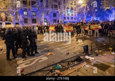 Madrid, Espagne. 07 novembre 2023. Les manifestants affrontent la police anti-émeute lors d'une manifestation devant le siège du parti socialiste PSOE dans la rue Ferraz contre le gouvernement de Pedro Sanchez et l'approbation éventuelle d'une amnistie pour les dirigeants séparatistes catalans que le gouvernement négocie pour garantir l'investiture du candidat socialiste. Crédit : Marcos del Mazo/Alamy Live News Banque D'Images