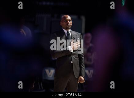 Nashville, Tennessee, États-Unis. 7 novembre 2023. Jerry Stackhouse, entraîneur principal de basketball de Vanderbilt, avant son match contre le Presbyterian College. (Image de crédit : © Camden Hall/ZUMA Press Wire) USAGE ÉDITORIAL SEULEMENT! Non destiné à UN USAGE commercial ! Banque D'Images