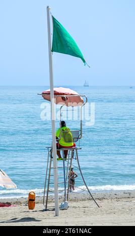 ESTEPONA, ESPAGNE - 29 JUILLET 2023 : promenade maritime à Estepona, Espagne le 29 juillet 2023 Banque D'Images