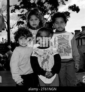 Redfern est une banlieue du centre de Sydney. Elle a commencé à attirer des résidents autochtones peu après la Seconde Guerre mondiale. La population a continué à augmenter, culminant à la fin des années 1970, à quinze cents. Redfern est devenu un point focal pour les peuples aborigènes dans toute l'Australie car c'est ici que plusieurs organisations ont vu le jour dans les années 1970 pour servir son peuple. L'un des premiers a été le Redfern Aboriginal Medical Service et son parallèle le Redfern Aboriginal Legal Service. Le besoin de services médicaux et juridiques pour les Autochtones est devenu évident en 1967. Banque D'Images