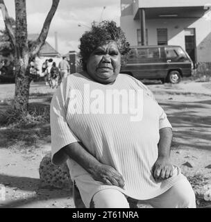 Redfern est une banlieue du centre de Sydney. Elle a commencé à attirer des résidents autochtones peu après la Seconde Guerre mondiale. La population a continué à augmenter, culminant à la fin des années 1970, à quinze cents. Redfern est devenu un point focal pour les peuples aborigènes dans toute l'Australie car c'est ici que plusieurs organisations ont vu le jour dans les années 1970 pour servir son peuple. L'un des premiers a été le Redfern Aboriginal Medical Service et son parallèle le Redfern Aboriginal Legal Service. Le besoin de services médicaux et juridiques pour les Autochtones est devenu évident en 1967. Banque D'Images