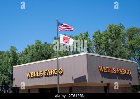 New Brighton, Minnesota. Wells Fargo Bank avec drapeaux flottants. Banque D'Images