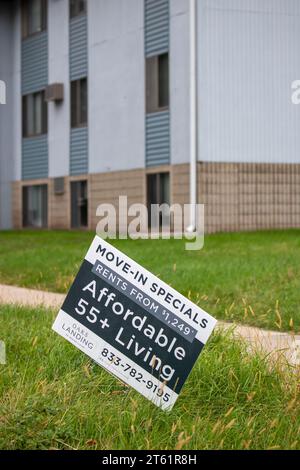 St. Paul, Minnesota. Signez de la publicité loyer abordable pour les aînés à 1249 dollars par mois Banque D'Images