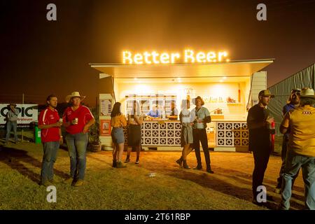 Les gens boivent de la bière devant le Better Beer Bar lors des courses de chameaux et de chevaux de Boulia, un événement populaire dans l'Outback dans le Queensland, Queensland, Australie Banque D'Images