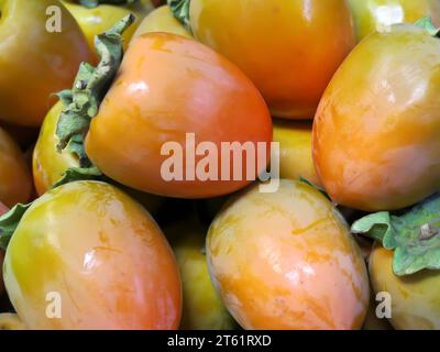 Persimmons fraîchement récolté prêt à la vente Banque D'Images