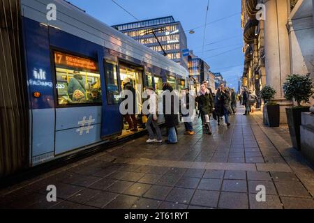 Oslo, Norvège. 03 novembre 2023. On voit des gens monter à bord d'un tramway électrique dans l'une des rues du centre-ville d'Oslo. Oslo est la capitale de la Norvège, située sur la côte sud du pays, connue pour sa beauté naturelle et son mode de vie durable. (Photo Jorge Castellanos/SOPA Images/Sipa USA) crédit : SIPA USA/Alamy Live News Banque D'Images