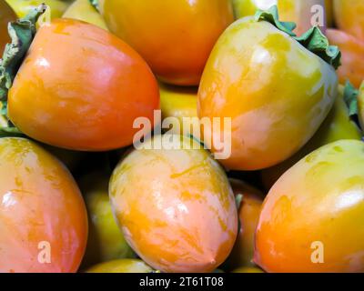 Persimmons fraîchement récolté prêt à la vente Banque D'Images