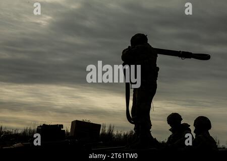 Des soldats avec le 1e peloton, la batterie Charlie, le 3e bataillon, le 6e régiment d'artillerie de campagne, la 10e division de montagne gréent un obusier M777A2 pour pick-up dans le cadre d'un exercice de tir sec de raid de deux canons sur fort Drum, New York, le 6 novembre 2023. L’exercice valide la capacité de la batterie à mener un raid de peloton et à acquérir des compétences et des connaissances en matière d’opérations d’assaut aérien. (Photo de l'armée américaine par Salvador Castro). Banque D'Images