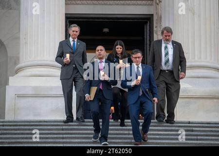 Le chef de la minorité à la Chambre des États-Unis Hakeem Jeffries démocrate de New York, à gauche, et président de la Chambre des représentants des États-Unis le représentant des États-Unis Mike Johnson républicain de Louisiane arrive rejoindre les membres du Congrès et les membres des familles des victimes israéliennes et des otages du Hamas lors d'une veillée aux chandelles bipartisane au Capitole des États-Unis à Washington, DC, mardi 7 novembre 2023. Copyright : xRodxLamkeyx/xCNPx/MediaPunchx crédit : Imago/Alamy Live News Banque D'Images