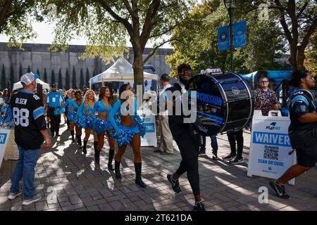 Charlotte, Caroline du Nord, États-Unis : les cheerleaders des Panthers défilent avec la Purrcussion Drumline avant un match de la NFL contre les Colts Bank of Amer d'Indianapolis Banque D'Images