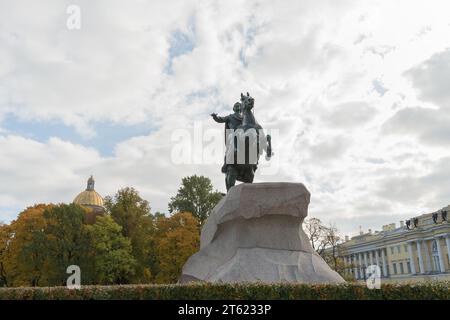 Vue d'en bas sur la sculpture de cavalier en bronze dédiée à Pierre Ier Banque D'Images