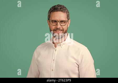 heureux homme mature avec vue en studio. vue de l'homme porter des lunettes. Banque D'Images