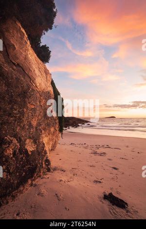 Lever de soleil sur les rochers à Broughton Island en Nouvelle-Galles du Sud Banque D'Images