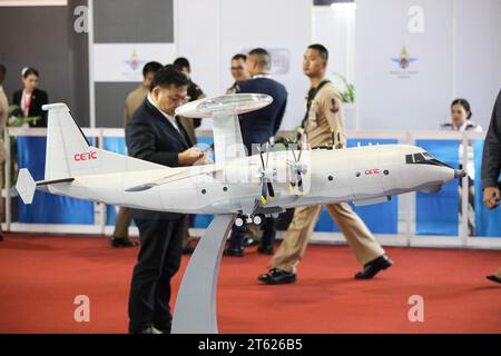 Nonthaburi, Thaïlande. 6 novembre 2023. Le premier jour de Défense et sécurité 2023 après la cérémonie d'ouverture dans la matinée. Il y a du personnel de défense de diverses nations et le public qui sont intéressés à assister à l'exposition et tester l'utilisation de divers équipements avec des exposants du secteur privé de l'industrie de la défense à la fois au niveau national, régional et leader au niveau mondial. Venez rejoindre l'exposition l'événement aura lieu du 6-9 au 16 novembre 2023 à impact Arena, Exhibition and Convention Center, Muang Thong Thani. (Image de crédit : © Adirach Toumlamoon/Pacific Press via Banque D'Images