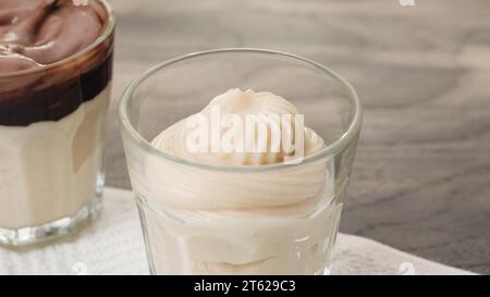 Pudding à la gousse de vanille au chocolat blanc dans un verre sur une table en bois Banque D'Images