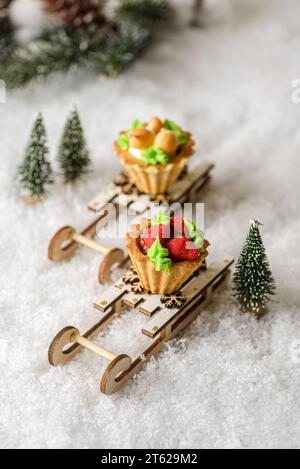 Mini gâteaux dans une composition de Noël. Photo de haute qualité Banque D'Images