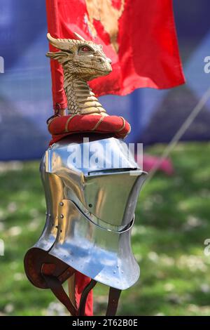 Casque, sallet de chevalier médiéval avec tête de dragon d'or sur le dessus Banque D'Images