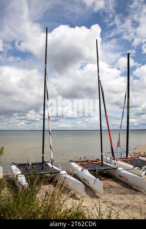 lacanau , France - 11 04 2023 : Topaz 14 catamaran voilier haute performance chat sur plage de sable et rivage lac mer en vacances d'été Banque D'Images