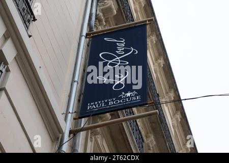 lyon , France - 11 07 2023 : institut paul bocuse le royal restauration et arts culinaires logo marque et panneau texte sur l'entrée murale institut français Banque D'Images