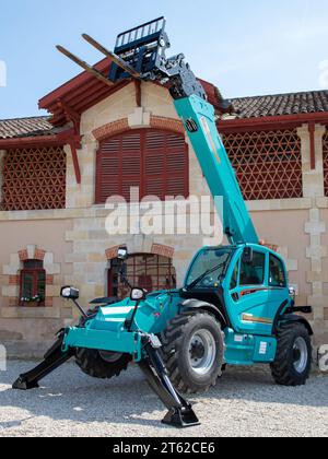 Bordeaux , France - 11 07 2023 : marque logo Manitou et signe textuel sur nacelle bleue nouvelle nacelle moderne chariot élévateur de location Telescopic Handler industriel Banque D'Images