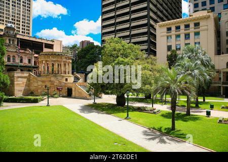 Brisbane, Queensland, Australie - 28 janvier 2008 : Anzac Square. Place décontractée de la ville avec des sentiers pédestres, des pelouses et un grand mémorial à la première Guerre mondiale. Banque D'Images
