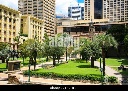 Brisbane, Queensland, Australie - 28 janvier 2008 : Anzac Square. Place de la ville détendue avec sentiers pédestres, pelouses et monuments commémoratifs aux soldats australiens. Banque D'Images