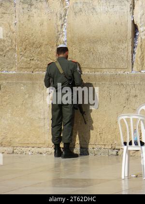 JÉRUSALEM, ISRAËL - 15 MAI 2015 : soldat des Forces de défense israéliennes priant au mur Occidental à Jérusalem Banque D'Images