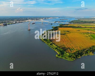 Vue aérienne de la rivière Delaware près du pont Commodore Barry Banque D'Images