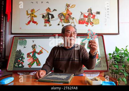 Comté de Luannan - 17 octobre 2016 : un artisan fabriquant des figures de l'ombre, Comté de Luannan, province du Hebei, Chine. Banque D'Images
