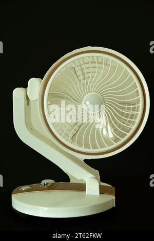 Ventilateur à piles de la table sur fond blanc et noir Banque D'Images