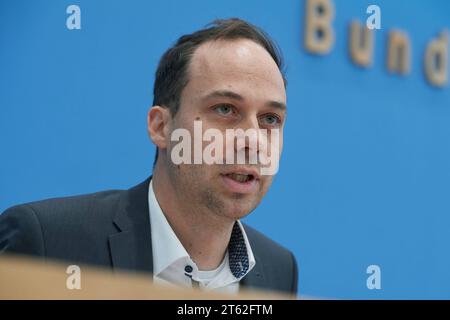 Bundespressekonferenz zum Lagebild Antisemitismus am 07.11.2023 à Berlin. Photo : Nikolas Lelle, Amadeu Antonio Stiftung Die Amadeu Antonio Stiftung sieht in Deutschland eine neue Welle des Antisemitismus. SO wuerden woechentliche Angriffe auf Erinnerungsort die Arbeit der Gedenkstaetten massiv behindern, heisst es in einem am Dienstag in Berlin vorgestellten Zivilgesellschaftlichen Lagebild Antisemitismus der Stiftung. Der Antisemitismusbeauftragte der Bundesregierung, Felix Klein, wies auf die bundesweite Beschaedigung und Zerstoerung von Plakaten der Bildungs- und Aktionswochen gegen Antise Banque D'Images