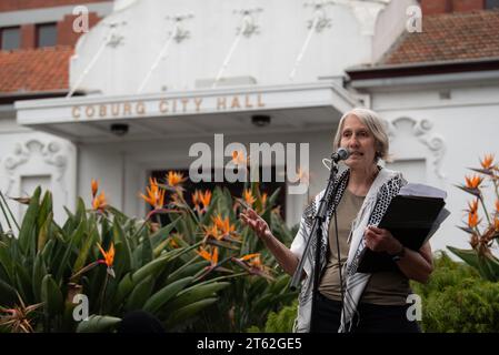 8 novembre 2023, Melbourne, Australie. La conseillère de l’Alliance socialiste Sue Bolton s’entretient avec des militants pro-palestiniens alors qu’ils organisent un rassemblement devant la mairie de Cobourg pour soutenir les membres du conseil de Merri-bek qui ont voté avec succès sur une motion en faveur d’un cessez-le-feu à Gaza, en plus de fournir de l'aide à ceux qui vivent dans la région déchirée par la guerre et de cesser tout contrat du conseil soutenant l'armée israélienne. Ces motions seront ensuite transmises au gouvernement fédéral. Crédit : Jay Kogler/Alamy Live News Banque D'Images