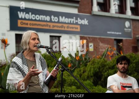 8 novembre 2023, Melbourne, Australie. La conseillère de l’Alliance socialiste Sue Bolton s’entretient avec des militants pro-palestiniens alors qu’ils organisent un rassemblement devant la mairie de Cobourg pour soutenir les membres du conseil de Merri-bek qui ont voté avec succès sur une motion en faveur d’un cessez-le-feu à Gaza, en plus de fournir de l'aide à ceux qui vivent dans la région déchirée par la guerre et de cesser tout contrat du conseil soutenant l'armée israélienne. Ces motions seront ensuite transmises au gouvernement fédéral. Crédit : Jay Kogler/Alamy Live News Banque D'Images