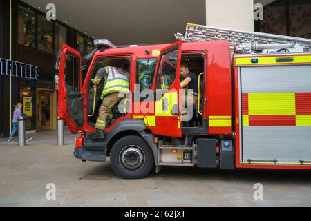 Pompier à l'extérieur du centre commercial Westgate Oxford, Angleterre, après avoir participé à une réunion du public britannique Banque D'Images