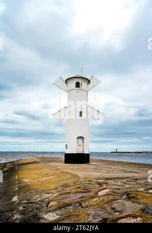 Mühlenbake à Swinoujscie sur la mer Baltique. Tour ronde en pierre avec quatre pales de moulin à vent. Une marque de navigation pour entrer dans le port. Banque D'Images