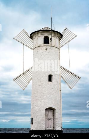 Mühlenbake à Swinoujscie sur la mer Baltique. Tour ronde en pierre avec quatre pales de moulin à vent. Une marque de navigation pour entrer dans le port. Banque D'Images