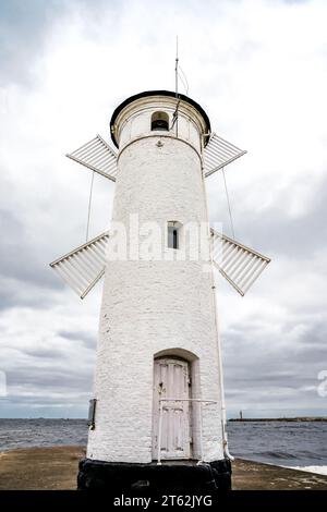 Mühlenbake à Swinoujscie sur la mer Baltique. Tour ronde en pierre avec quatre pales de moulin à vent. Une marque de navigation pour entrer dans le port. Banque D'Images