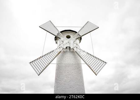 Mühlenbake à Swinoujscie sur la mer Baltique. Tour ronde en pierre avec quatre pales de moulin à vent. Une marque de navigation pour entrer dans le port. Banque D'Images