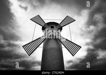 Mühlenbake à Swinoujscie sur la mer Baltique. Tour ronde en pierre avec quatre pales de moulin à vent. Une marque de navigation pour entrer dans le port. Banque D'Images