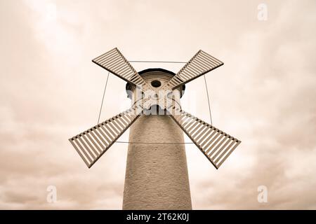 Mühlenbake à Swinoujscie sur la mer Baltique. Tour ronde en pierre avec quatre pales de moulin à vent. Une marque de navigation pour entrer dans le port. Banque D'Images