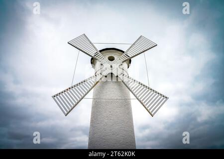 Mühlenbake à Swinoujscie sur la mer Baltique. Tour ronde en pierre avec quatre pales de moulin à vent. Une marque de navigation pour entrer dans le port. Banque D'Images