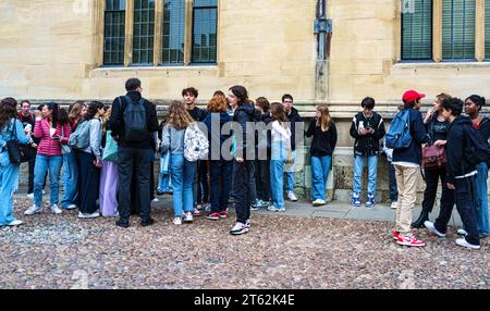 Touristes, peut-être étudiants en devises étrangères, à Radcliffe Square, Oxford, Royaume-Uni Banque D'Images