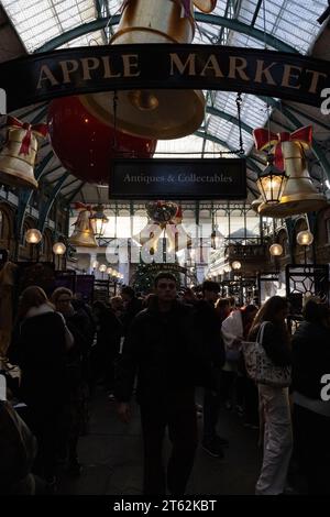 Shoppers à Covent Garden, avec une nouvelle exposition de Noël pour 2023 pendant la saison des fêtes, centre de Londres, Angleterre, Royaume-Uni Banque D'Images