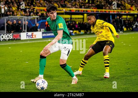 Dortmund, Allemagne. 07 novembre 2023. DORTMUND, ALLEMAGNE - NOVEMBRE 7 : Tino Livramento de Newcastle United est défié par Youssoufa Moukoko de Borussia Dortmund lors du match de l'UEFA Champions League Group F entre Borussia Dortmund et Newcastle United FC au signal Iduna Park le 7 novembre 2023 à Dortmund, Allemagne (photo Rene Nijhuis/BSR Agency) crédit : BSR Agency/Alamy Live News Banque D'Images