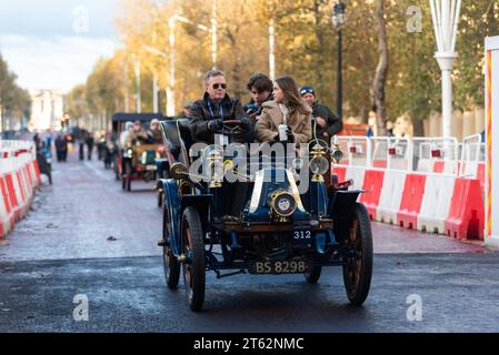 C1904 Renault car & cars participant à la course automobile de Londres à Brighton, événement automobile vintage en passant par Westminster, Londres, Royaume-Uni Banque D'Images