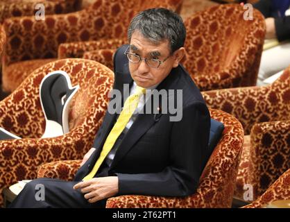 Tokyo, Japon. 8 novembre 2023. Le ministre japonais de la transformation numérique, Taro Kono, écoute une question lors de la session du comité du cabinet de la Chambre basse à la Diète nationale à Tokyo, le mercredi 8 novembre 2023. (Photo de Yoshio Tsunoda/AFLO) Banque D'Images